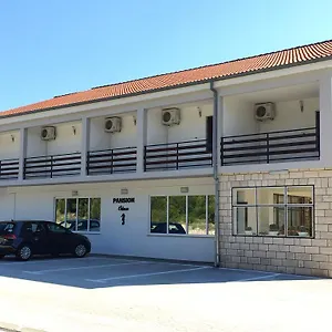 Bed & Breakfast & Pansion Odmor, Rovanjska